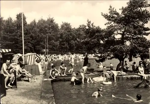 Ak Neustädtel Schneeberg im Erzgebirge, Strandbad Filzteich, Badegäste