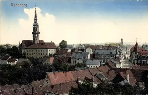 Ak Radeberg in Sachsen, Blick über die Stadt mit Glockenturm, Turmuhr