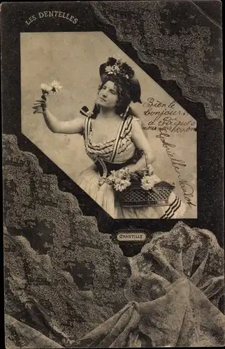 Ak Chantilly Oise, Les Dentelles, Spitze, Frau mit Blumen