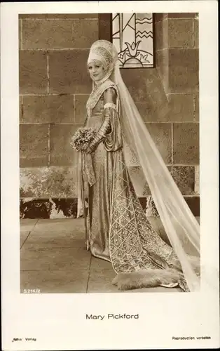 Ak Schauspielerin Mary Pickford, Ganzkörperportrait im Hochhzeitsgewand