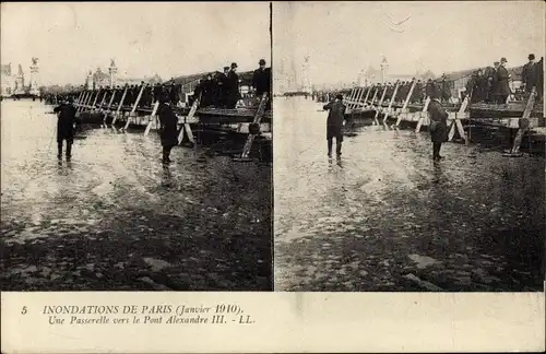 Stereo Ak Paris, Inondations de Paris, Janvier 1910, Une Passerelle vers le Pont Alexandre
