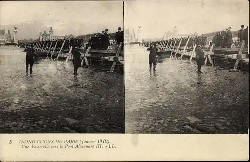 Stereo Ak Paris, Inondations de Paris, Janvier 1910, Une Passerelle vers le Pont Alexandre