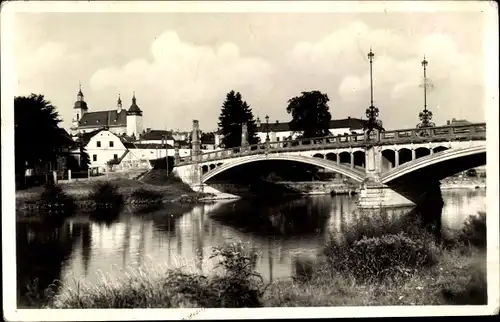 Ak Hranice na Moravě Mährisch Weißkirchen Reg. Olmütz, Flusspartie, Brücke, Kirche