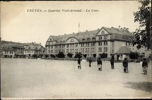 Ak Trier an der Mosel, Quartier Vieil Armand, La Cour