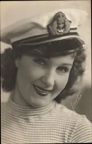 Ak Unbekannte Frau mit Seemannsmütze