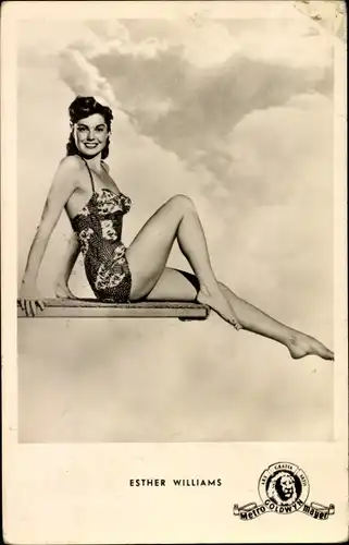 Ak Schauspielerin und Schwimmerin Esther Williams, Ganzkörperportrait im Badeanzug, MGM