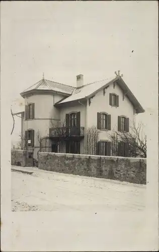 Foto Ak Corcelles Kanton Bern Schweiz, Blick auf ein Wohnhaus im Winter