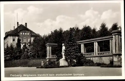 Ak Freiberg in Sachsen, Bergmanns-Standbild beim akademischen Sportplatz