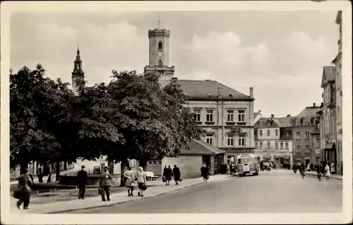 Ak Schneeberg im Erzgebirge, Straßenszene, Passanten, Turm