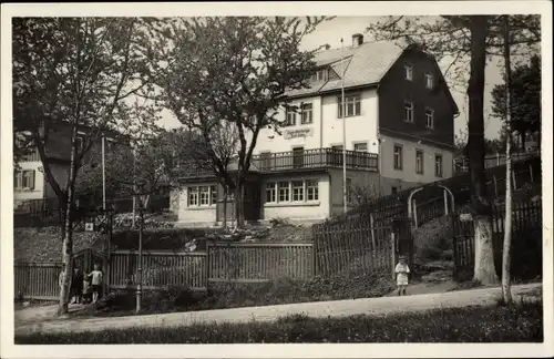 Ak Zöblitz Marienberg im Erzgebirge Sachsen, Partie an der Jugendherberge DJH , Kinder