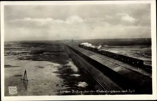 Ak Westerland auf Sylt, D Zug auf der Strecke über den Hindenburgdamm, Dampflok, Eisenbahn