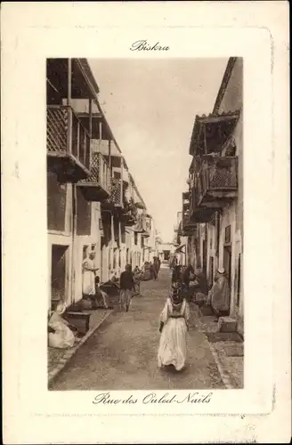 Ak Biskra Algerien, Rue des Ouled Nails, Straßenpartie mit Anwohnern