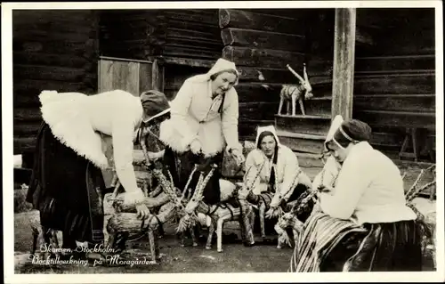 Ak Skansen Stockholm Schweden, Frauen in Trachten basteln Spielzeuge, Holztiere
