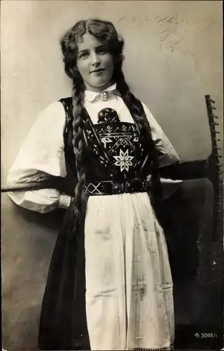 Foto Ak Portrait einer Frau in Tracht, Zöpfe
