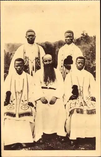 Ak Loango Französisch Kongo, Monseigneur Friteau et quatre prêtres indigènes
