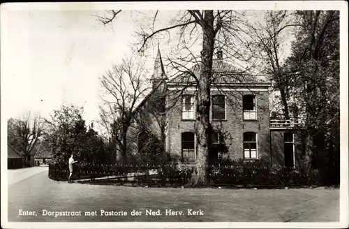 Ak Enter Overijssel, Dorpsstraat met Pastorie der Ned. Herv. Kerk