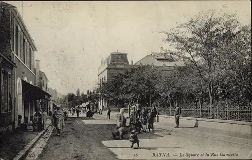 Ak Batna Algerien, Le Square et la Rue Gambetta, Straßenpartie, Passanten