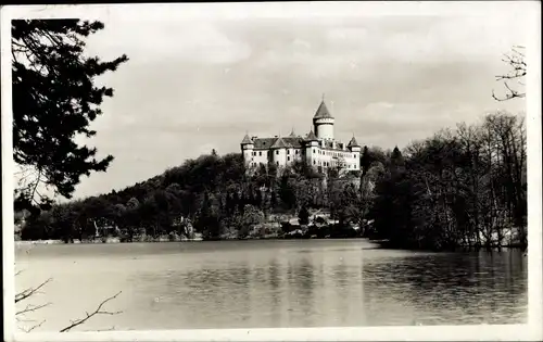 Ak Konopiště Benešov Beneschau Mittelböhmen, Blick auf die Burg am Wasser