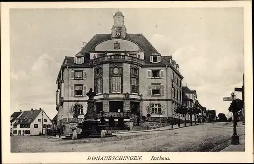 Ak Donaueschingen im Schwarzwald, Rathaus, Weggabelung