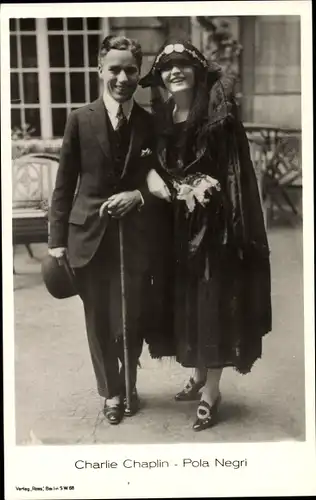 Ak Schauspieler Charlie Chaplin und Pola Negri, Portrait