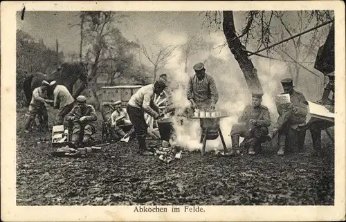 Ak Deutsche Feldgrauen beim Abkochen, Soldatenleben, I. WK