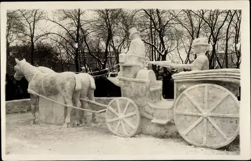 Foto Ak München Bayern, Schneeplastik einer Kutsche