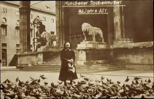 Foto Ak München Bayern, Münchener Taubenmutterl, 85 Jahre alt, Tauben