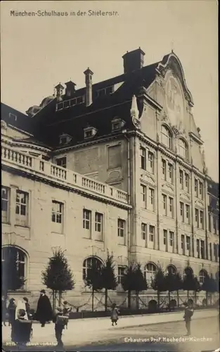 Ak Ludwigsvorstadt Isarvorstadt München, Schulhaus, Stielerstraße, Arch. Prof. Hocheder