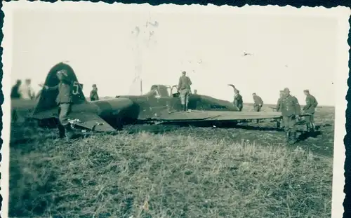 Foto Bauchlandung eines russischen Schlachtfliegers, abgestürztes russisches Kampfflugzeug