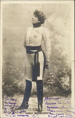 Ak Schauspielerin Sarah Bernhardt, Portrait in Uniform