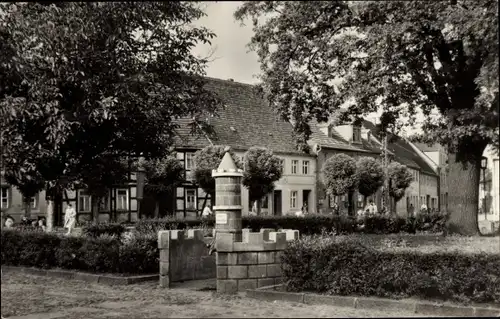 Ak Uebigau Uebigau Wahrenbrück Brandenburg, Stadtwappenbrunnen am Marktplatz