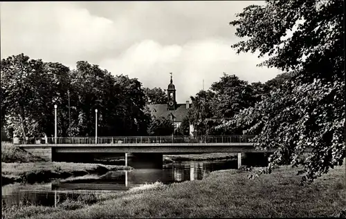 Ak Elsterwerda an der Elster, Flusspartie, Brücke, Schloss