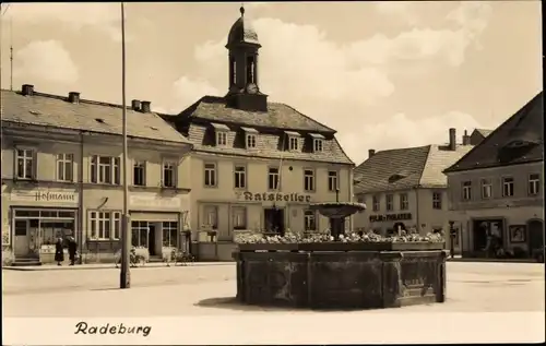 Ak Radeburg Sachsen, Marktplatz, Brunnen, Ratskeller, Geschäfte, Samen Walther, Süßigkeiten Hofman