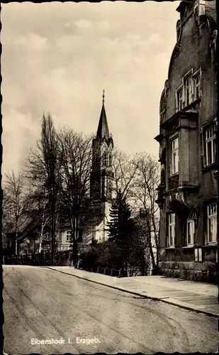 Ak Eibenstock im Erzgebirge Sachsen, Straßenpartie, Kirche