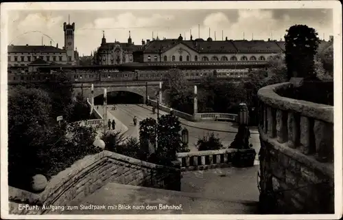 Ak Erfurt in Thüringen, Aufgang zum Stadtpark mit Blick nach dem Bahnhof