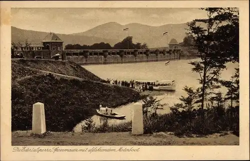Ak Waldeck am Edersee Hessen, Edertalsperre, Sperrmauer mit abfahrendem Motorboot