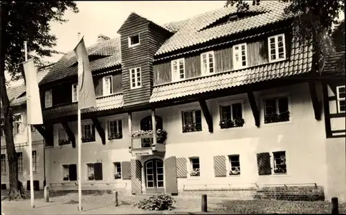 Ak Cottbus in der Niederlausitz, Jugendherberge Franz Striemann, Außenansicht, Fahnen