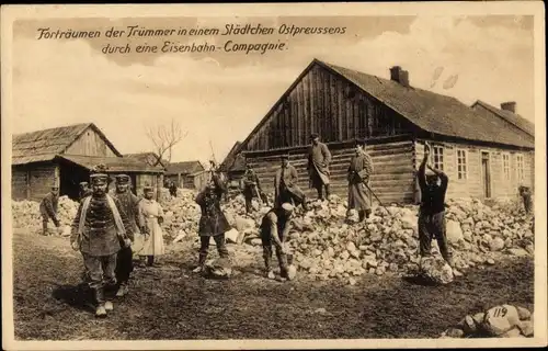 Ak Ostpreußen, Soldaten, Kaiserreich, I. WK, Forträumen der Trümmer durch eine Eisenbahn-Compagnie