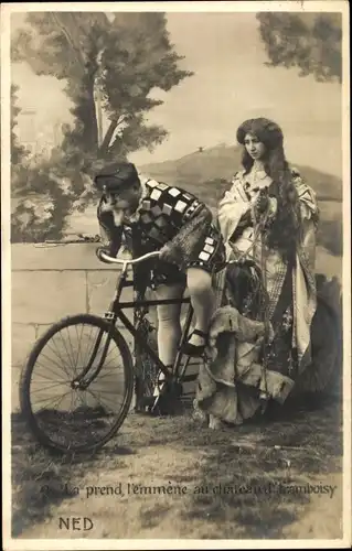 Ak Frau und Mann in Trachten, Tandem, Radfahrer