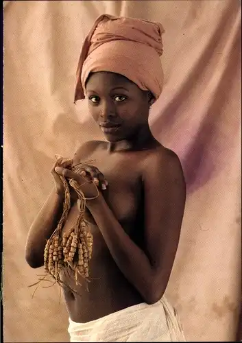 Ak Fotograf Uwe Ommer, barbusige dunkelhäutige Frau mit Kopftuch