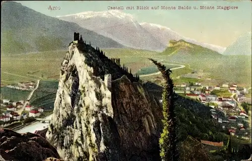Ak Arco Trentino, Castell mit Blick auf Monte Baldo und Monte Maggiore