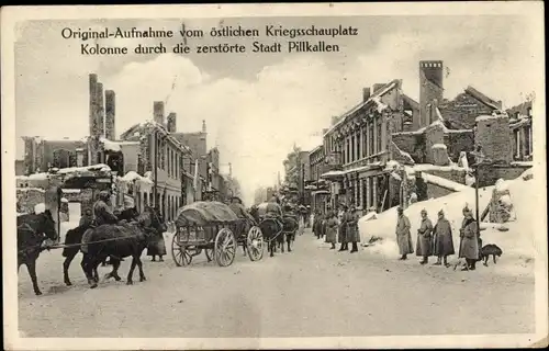 Ak Dobrowolsk Pillkallen Ostpreußen, Kolonne durch die zerstörte Stadt, Winter
