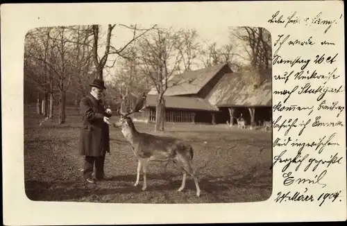 Foto Ak Mann füttert einen Hirsch