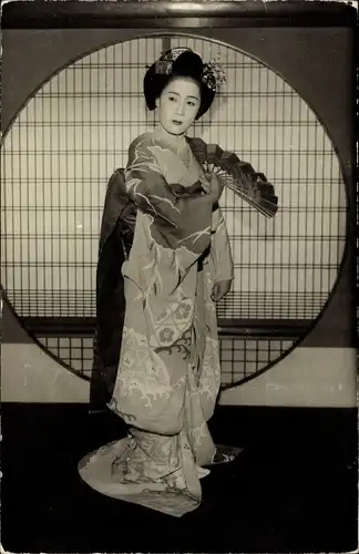 Foto Ak Frau in japanischer Tracht, Geisha, Fächer