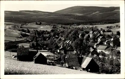 Ak Neudorf Sehmatal im Erzgebirge, Panorama vom Ort mit Fichtelberg, Bahnstrecke