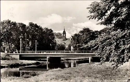 Ak Elsterwerda, Partie an der Elster, Schloss, Brücke