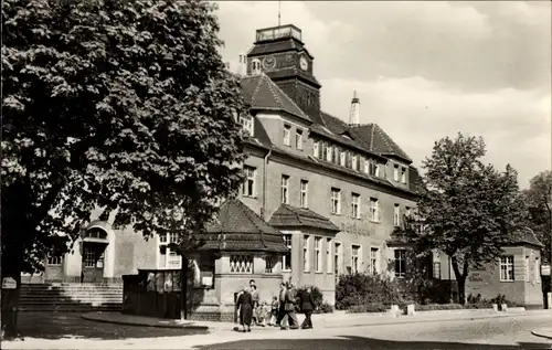 Ak Markkleeberg in Sachsen, Rathaus, Außenansicht, Passanten