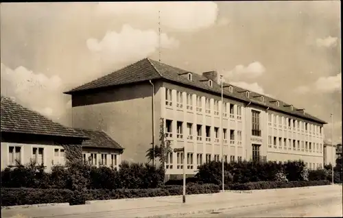 Ak Guben in der Niederlausitz, Wilhelm-Pieck-Schule, Außenansicht