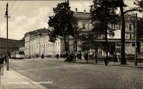 Ak Karl Marx Stadt Chemnitz in Sachsen, Hauptbahnhof, Passanten, Straßenbahn