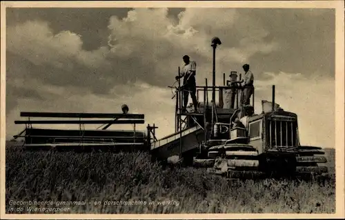 Ak Wieringen Hollands Kroon Nordholland Niederlande, En dorchmachine in werking, Mähfarzeug